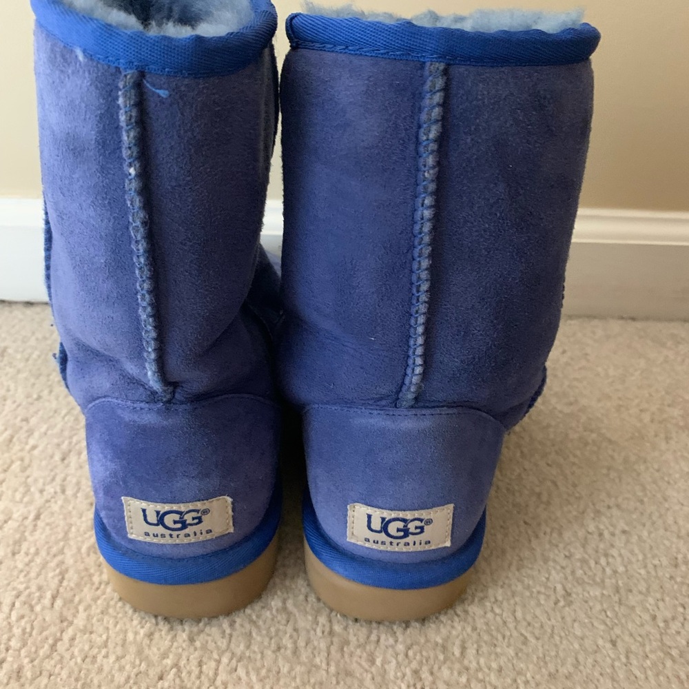 LIKE NEW Indigo Ugg Classic Short, Size 7